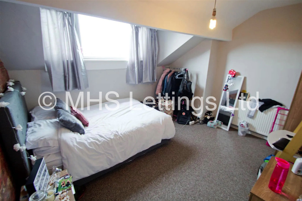 Photo of 5 Bedroom Mid Terraced House in 4 School View, Leeds, LS6 1EN
