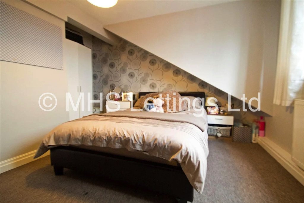 Photo of 5 Bedroom Mid Terraced House in 4 School View, Leeds, LS6 1EN