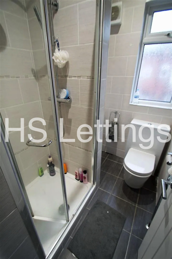 Photo of 5 Bedroom Mid Terraced House in 4 School View, Leeds, LS6 1EN