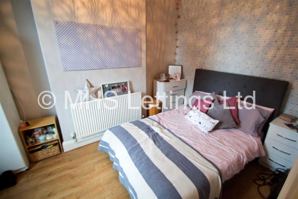 Photo of 5 Bedroom Mid Terraced House in 4 School View, Leeds, LS6 1EN