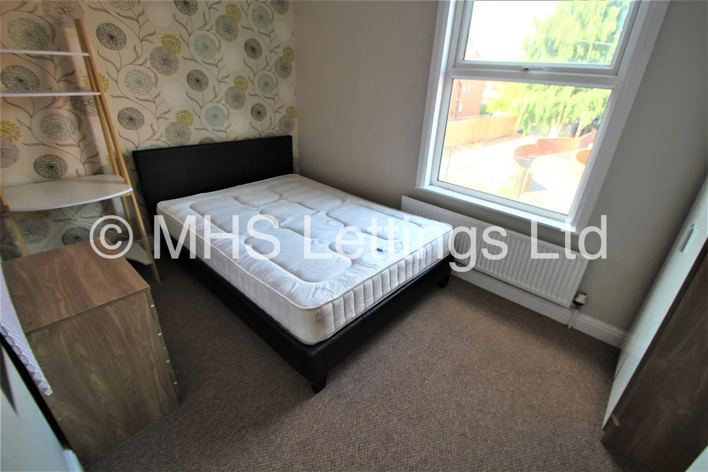 Photo of 5 Bedroom Mid Terraced House in 4 School View, Leeds, LS6 1EN