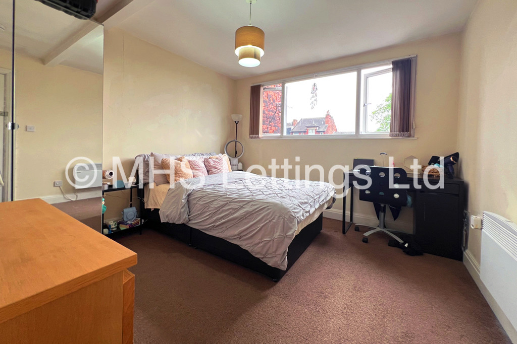 Photo of 3 Bedroom Flat in 146b Woodsley Road, Leeds, LS2 9LZ