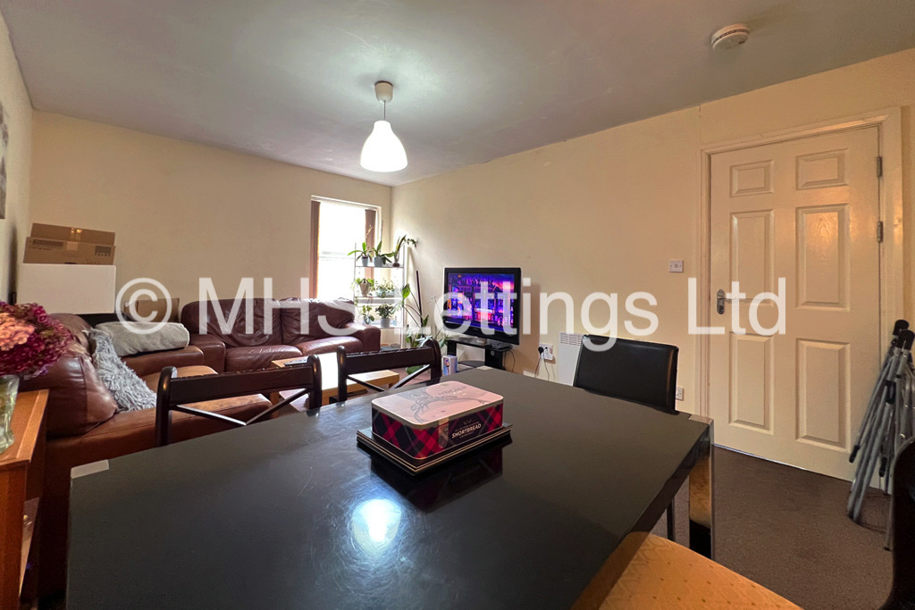 Photo of 3 Bedroom Flat in 146b Woodsley Road, Leeds, LS2 9LZ