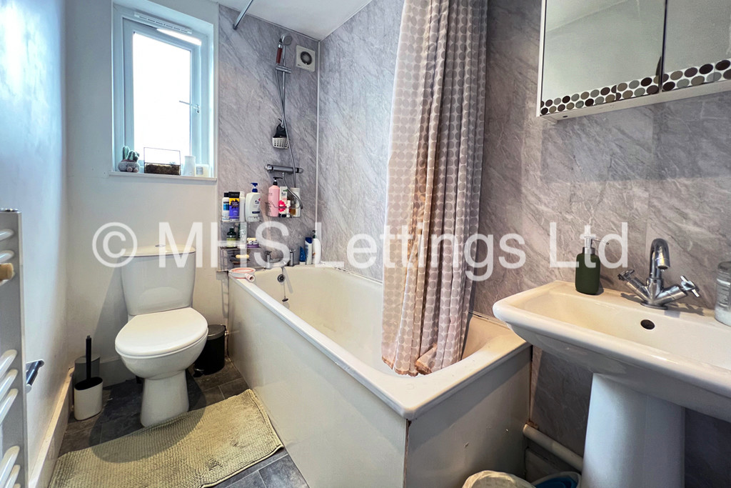 Photo of 3 Bedroom Flat in 146b Woodsley Road, Leeds, LS2 9LZ