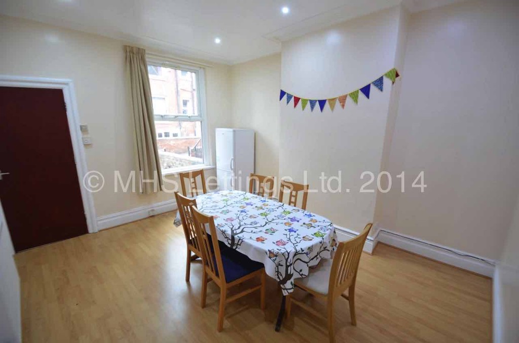 Photo of 7 Bedroom Mid Terraced House in 10 Manor Drive, Leeds, LS6 1DE