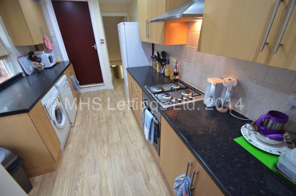 Photo of 7 Bedroom Mid Terraced House in 10 Manor Drive, Leeds, LS6 1DE