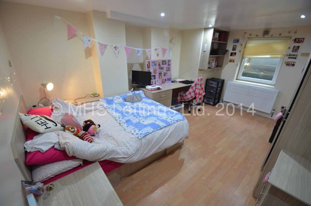 Photo of 7 Bedroom Mid Terraced House in 10 Manor Drive, Leeds, LS6 1DE