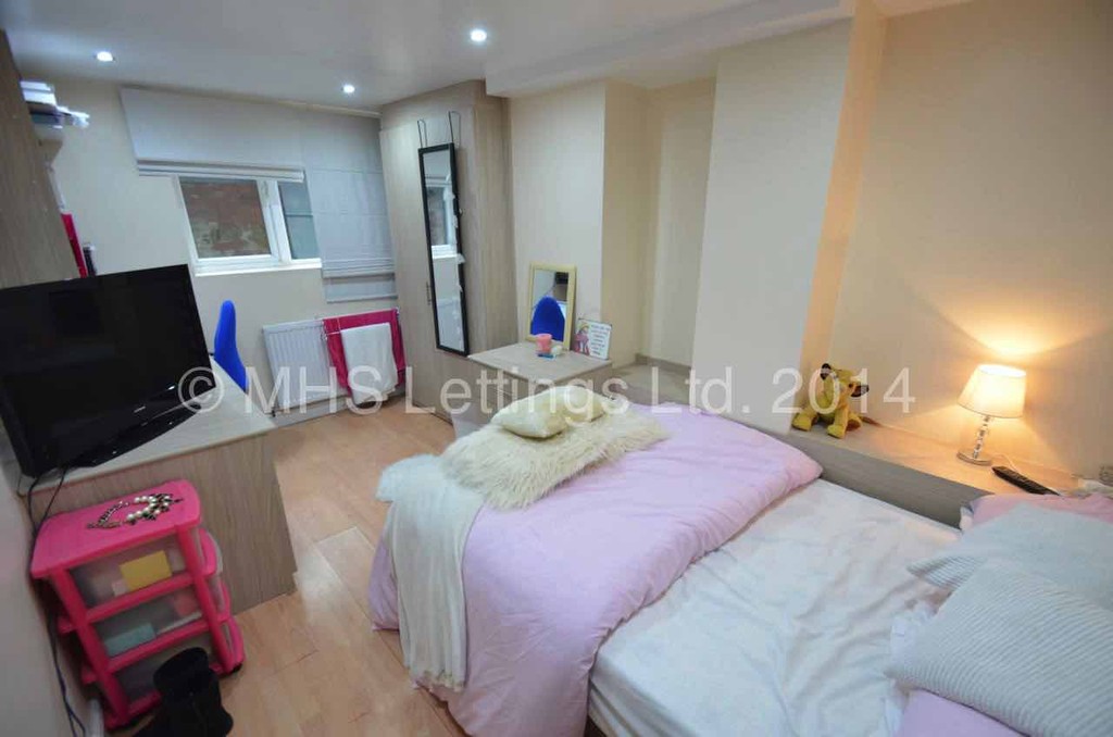 Photo of 7 Bedroom Mid Terraced House in 10 Manor Drive, Leeds, LS6 1DE