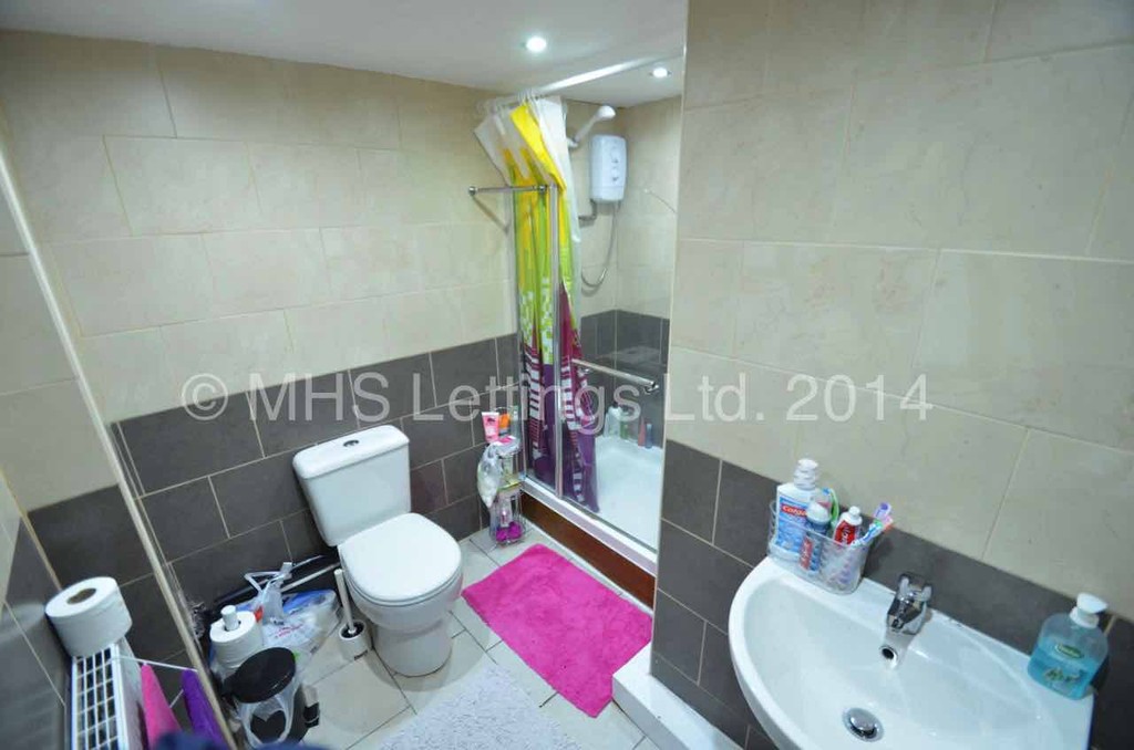 Photo of 7 Bedroom Mid Terraced House in 10 Manor Drive, Leeds, LS6 1DE