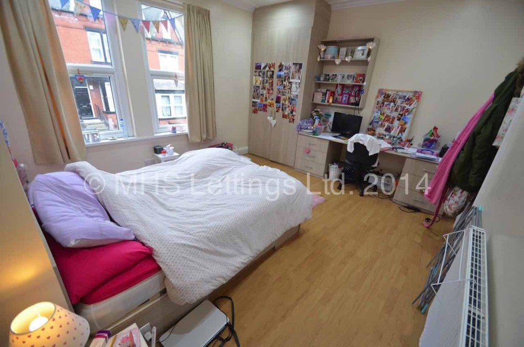 Photo of 7 Bedroom Mid Terraced House in 10 Manor Drive, Leeds, LS6 1DE