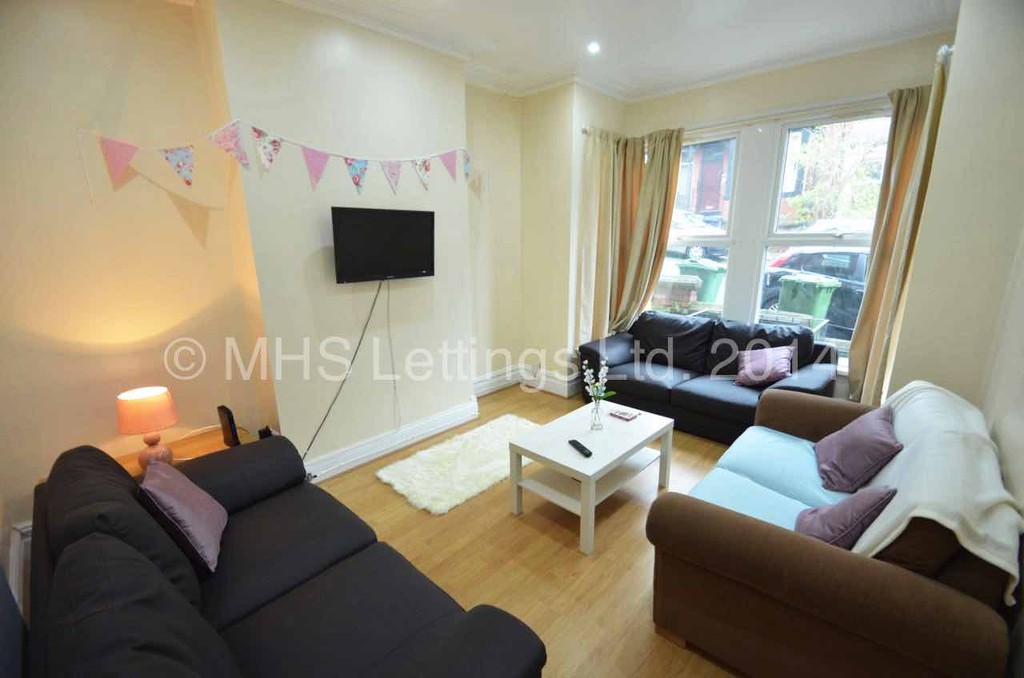 Photo of 7 Bedroom Mid Terraced House in 10 Manor Drive, Leeds, LS6 1DE