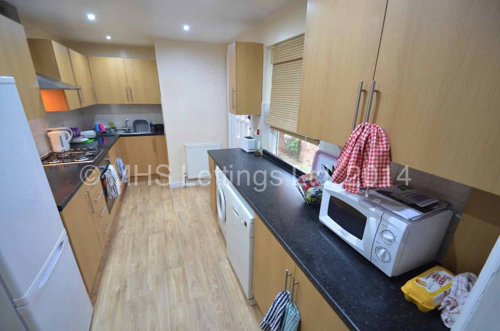 Photo of 7 Bedroom Mid Terraced House in 10 Manor Drive, Leeds, LS6 1DE