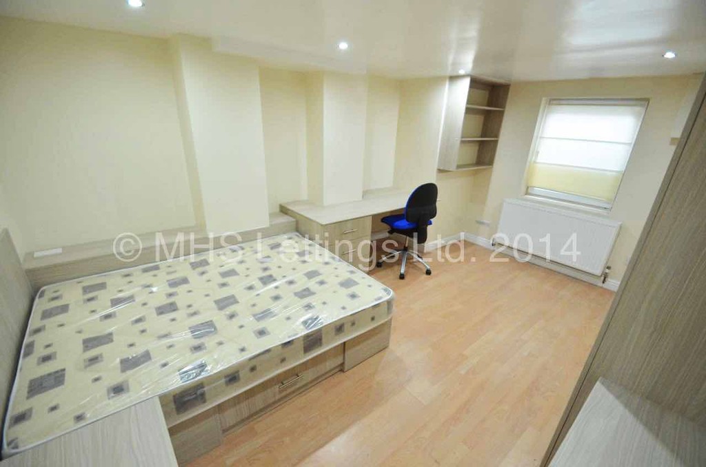 Photo of 7 Bedroom Mid Terraced House in 10 Manor Drive, Leeds, LS6 1DE