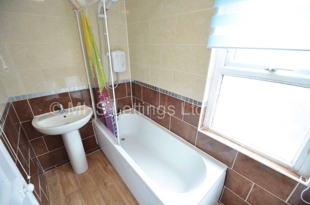 Photo of 7 Bedroom Mid Terraced House in 10 Manor Drive, Leeds, LS6 1DE