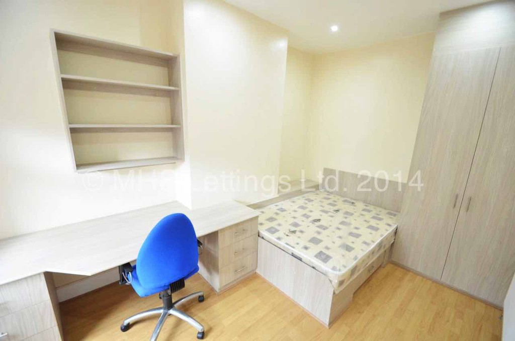 Photo of 7 Bedroom Mid Terraced House in 10 Manor Drive, Leeds, LS6 1DE