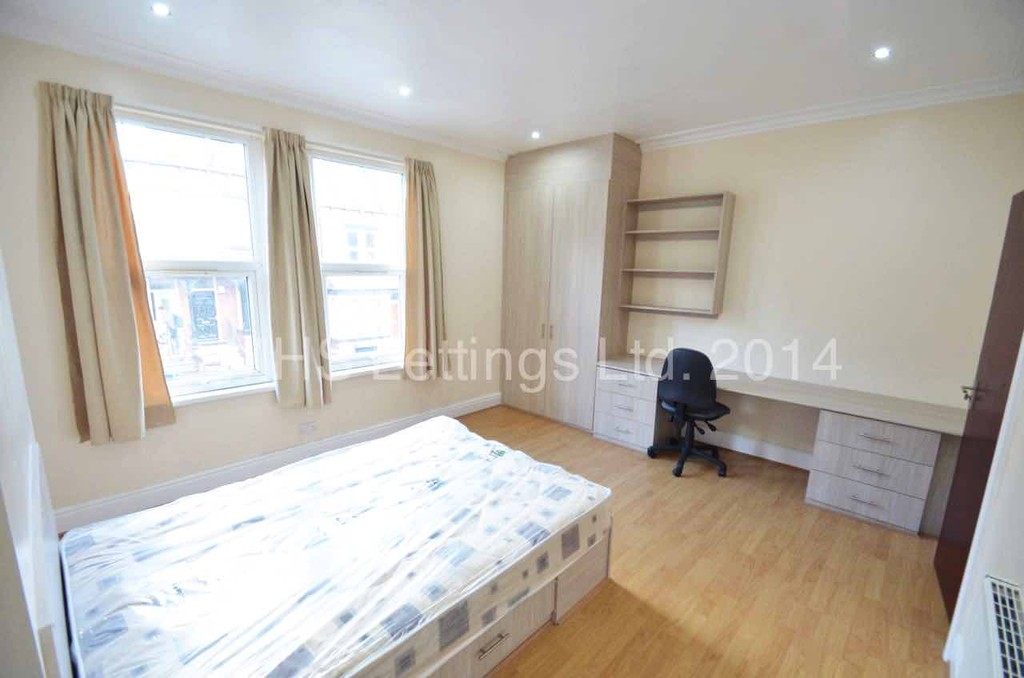 Photo of 7 Bedroom Mid Terraced House in 10 Manor Drive, Leeds, LS6 1DE