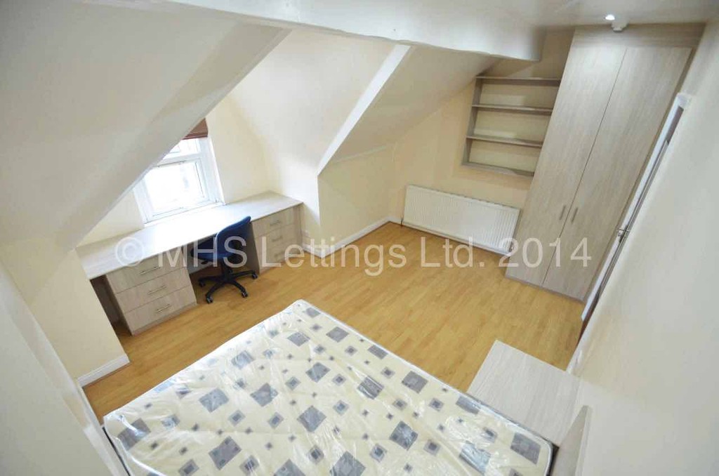 Photo of 7 Bedroom Mid Terraced House in 10 Manor Drive, Leeds, LS6 1DE