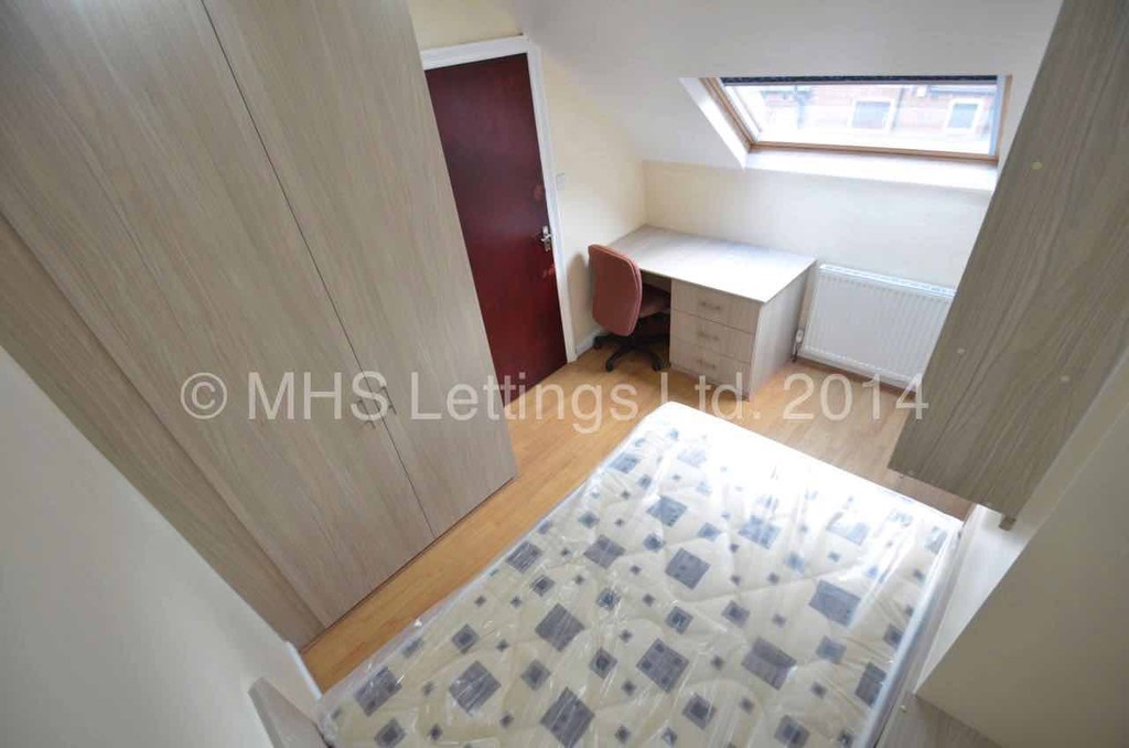 Photo of 7 Bedroom Mid Terraced House in 10 Manor Drive, Leeds, LS6 1DE