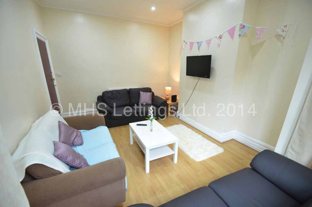 Photo of 7 Bedroom Mid Terraced House in 10 Manor Drive, Leeds, LS6 1DE
