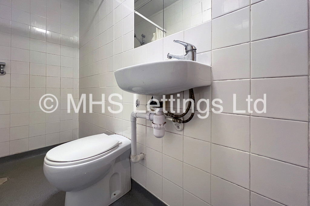 Photo of 1 Bedroom Studio in Room 2, 30 Hyde Park Terrace, Leeds, LS6 1BJ