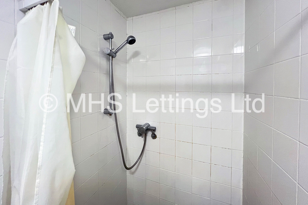 Photo of 1 Bedroom Studio in Room 2, 30 Hyde Park Terrace, Leeds, LS6 1BJ