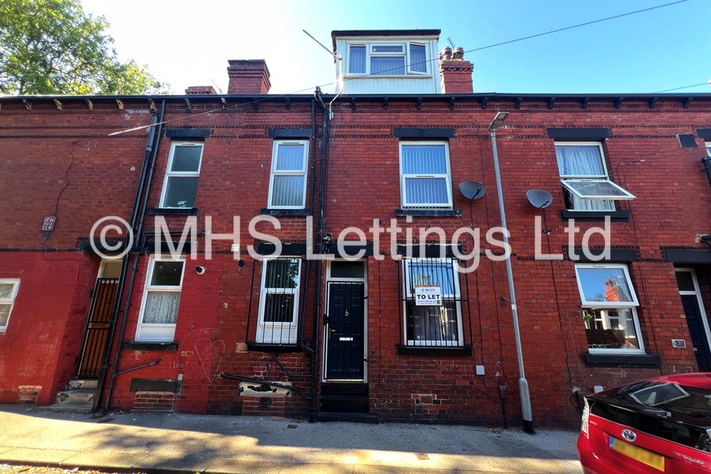 Photo of 2 Bedroom Mid Terraced House in 22 Hartlech Crescent, Beeston, LS11 7DZ