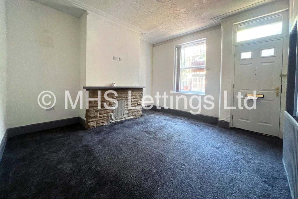 Photo of 2 Bedroom Mid Terraced House in 22 Hartlech Crescent, Beeston, LS11 7DZ