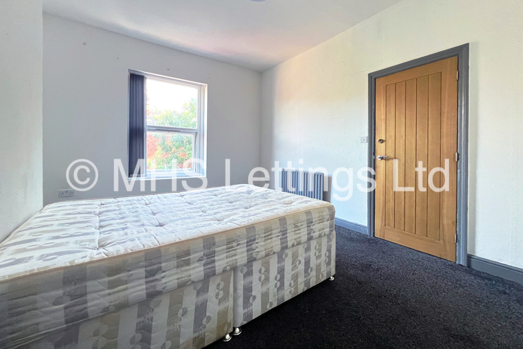 Photo of 2 Bedroom Mid Terraced House in 22 Hartlech Crescent, Beeston, LS11 7DZ