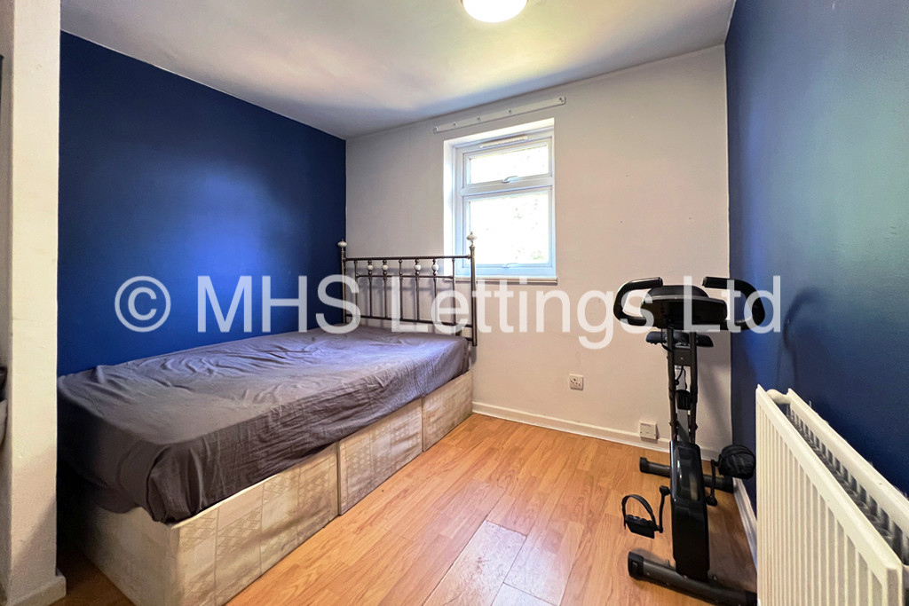 Photo of 2 Bedroom Mid Terraced House in 15 Dulverton Green, Beeston, LS11 0HX