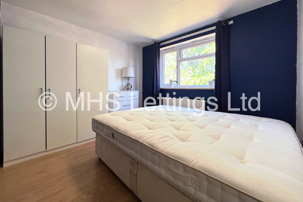 Photo of 2 Bedroom Mid Terraced House in 15 Dulverton Green, Beeston, LS11 0HX