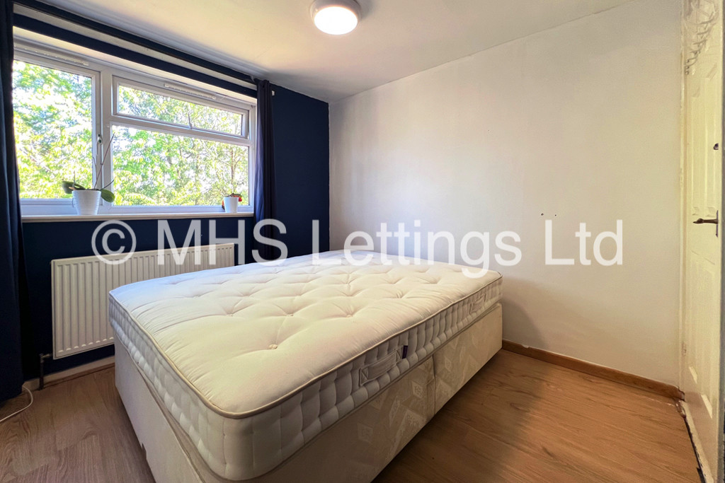 Photo of 2 Bedroom Mid Terraced House in 15 Dulverton Green, Beeston, LS11 0HX