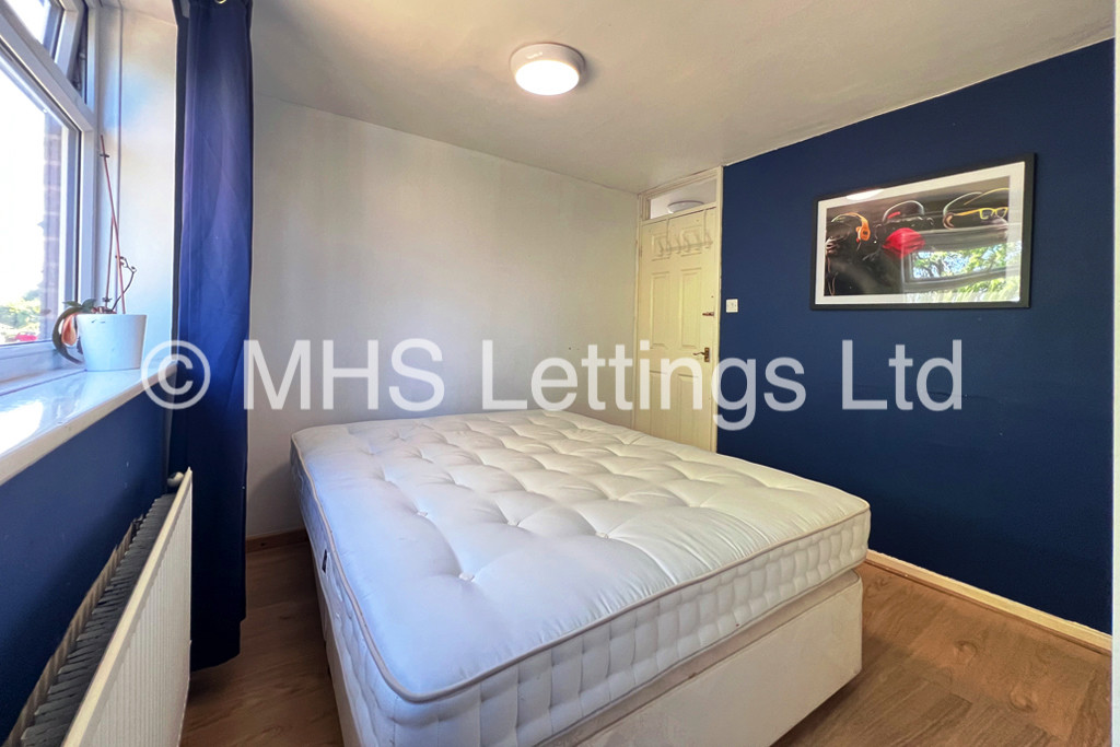 Photo of 2 Bedroom Mid Terraced House in 15 Dulverton Green, Beeston, LS11 0HX