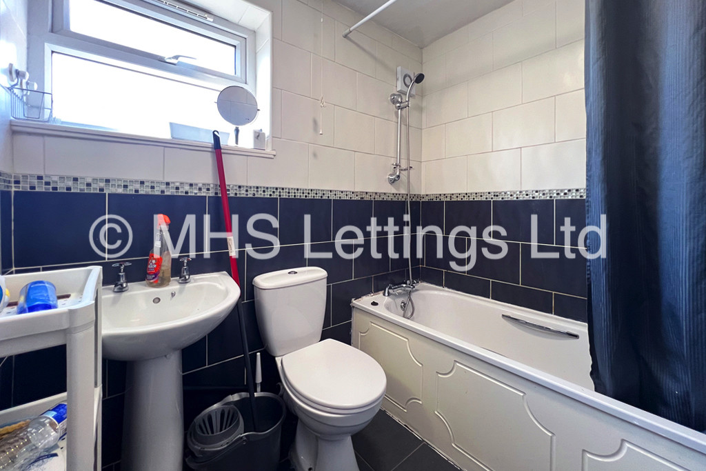 Photo of 2 Bedroom Mid Terraced House in 15 Dulverton Green, Beeston, LS11 0HX