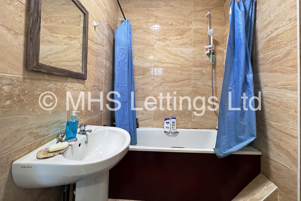 Photo of 2 Bedroom Mid Terraced House in 19 Brudenell View, Leeds, LS6 1HG