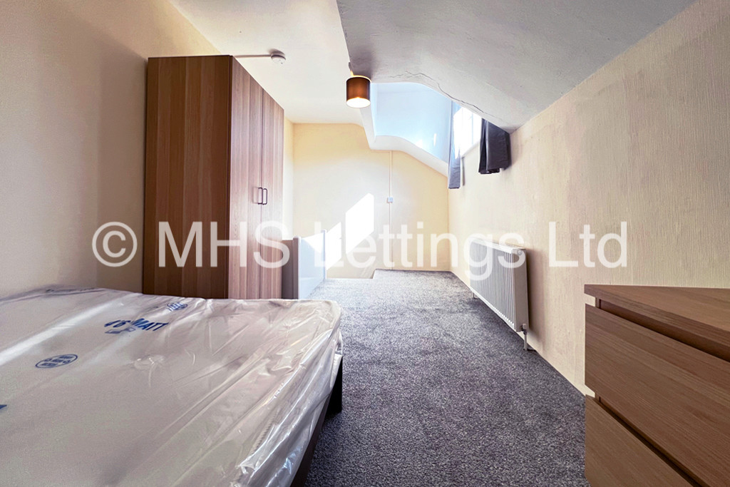 Photo of 2 Bedroom Mid Terraced House in 48 Harold View, Leeds, LS6 1PP