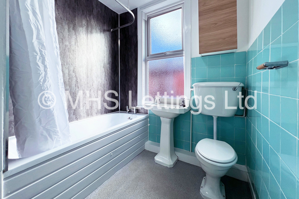 Photo of 2 Bedroom Mid Terraced House in 48 Harold View, Leeds, LS6 1PP