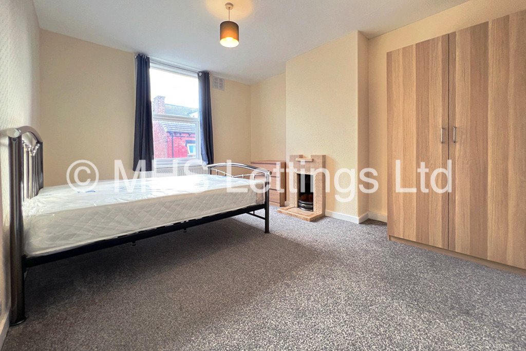 Photo of 2 Bedroom Mid Terraced House in 48 Harold View, Leeds, LS6 1PP