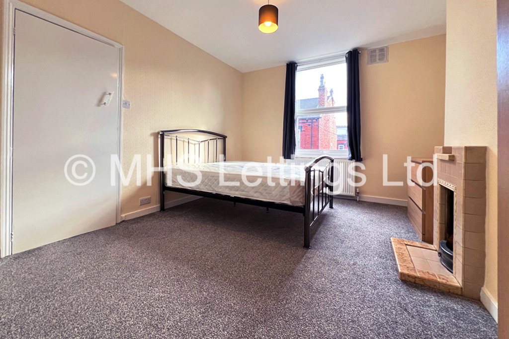 Photo of 2 Bedroom Mid Terraced House in 48 Harold View, Leeds, LS6 1PP