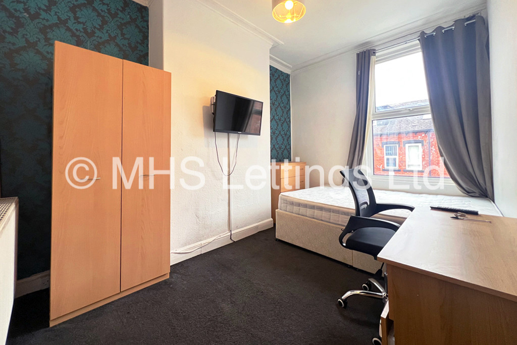 Photo of 6 Bedroom Mid Terraced House in 5 Norwood Terrace, Leeds, LS6 1EA