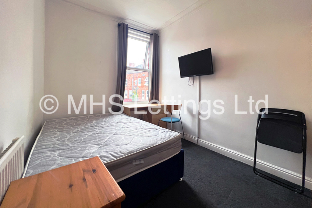 Photo of 6 Bedroom Mid Terraced House in 5 Norwood Terrace, Leeds, LS6 1EA
