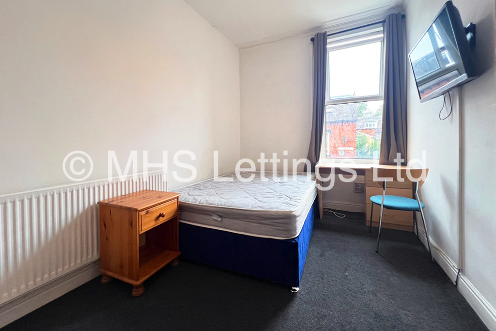 Photo of 6 Bedroom Mid Terraced House in 5 Norwood Terrace, Leeds, LS6 1EA