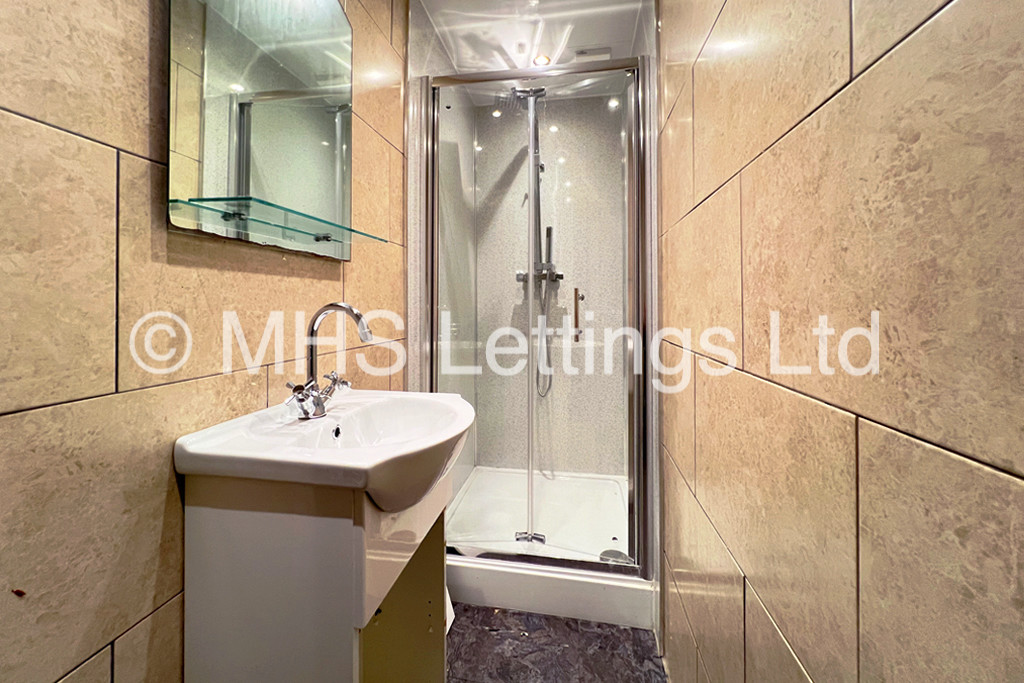 Photo of 6 Bedroom Mid Terraced House in 5 Norwood Terrace, Leeds, LS6 1EA