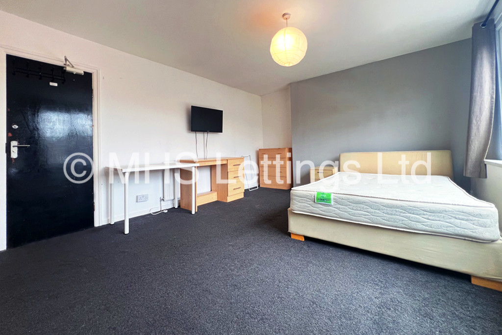 Photo of 6 Bedroom Mid Terraced House in 5 Norwood Terrace, Leeds, LS6 1EA