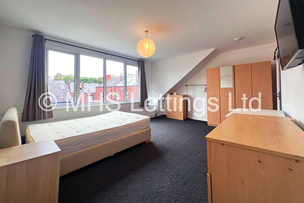 Photo of 6 Bedroom Mid Terraced House in 5 Norwood Terrace, Leeds, LS6 1EA