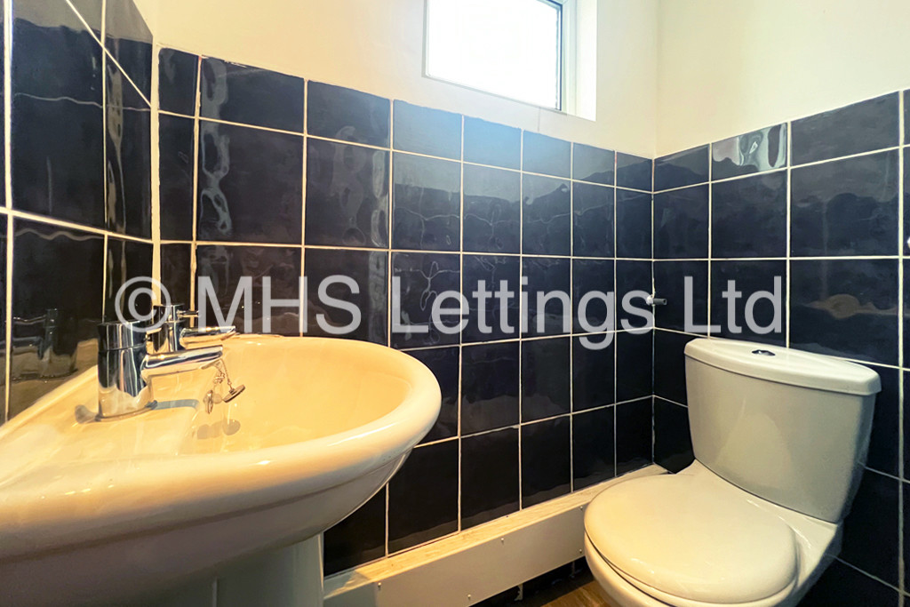 Photo of 6 Bedroom Mid Terraced House in 5 Norwood Terrace, Leeds, LS6 1EA