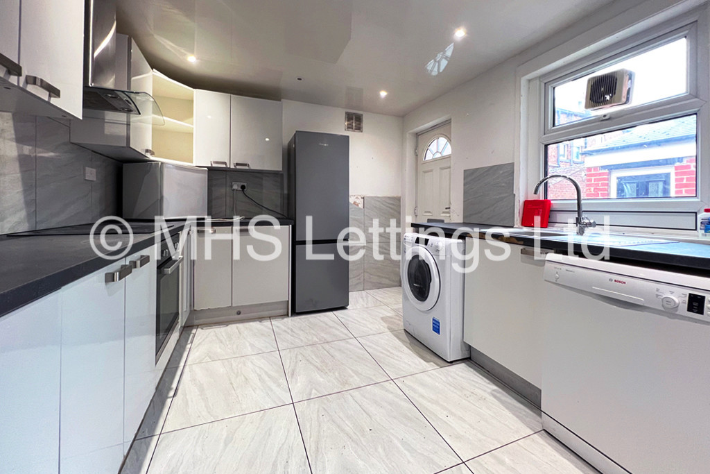 Photo of 6 Bedroom Mid Terraced House in 5 Norwood Terrace, Leeds, LS6 1EA