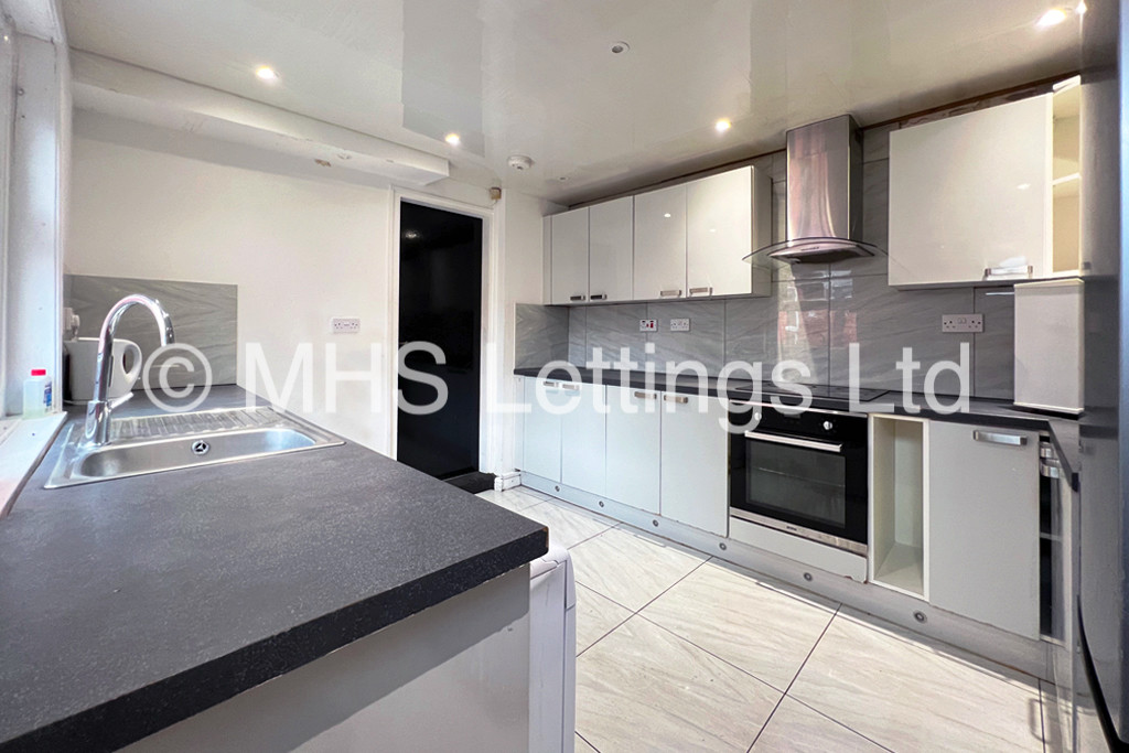 Photo of 6 Bedroom Mid Terraced House in 5 Norwood Terrace, Leeds, LS6 1EA