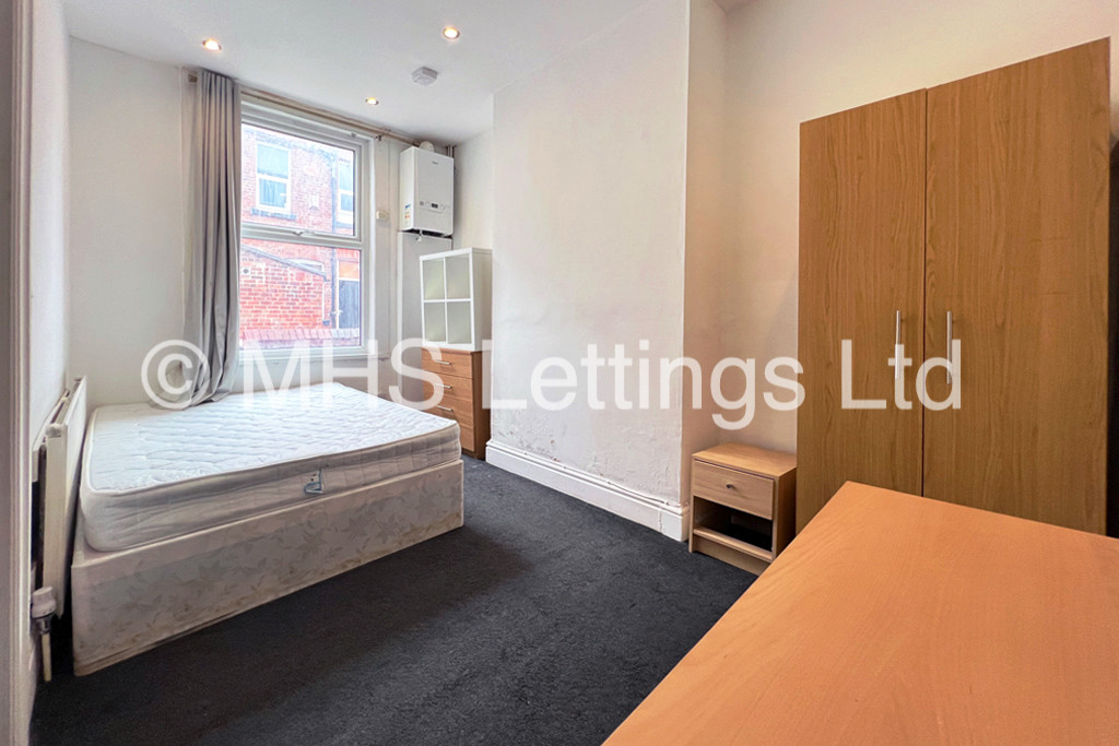 Photo of 6 Bedroom Mid Terraced House in 5 Norwood Terrace, Leeds, LS6 1EA