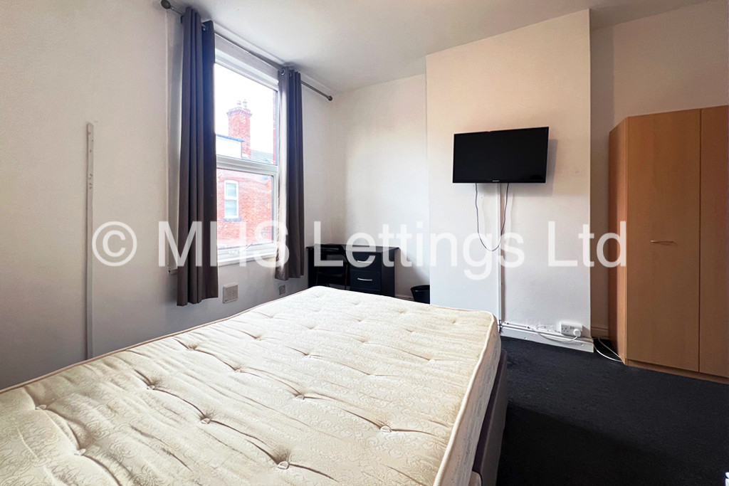 Photo of 6 Bedroom Mid Terraced House in 5 Norwood Terrace, Leeds, LS6 1EA