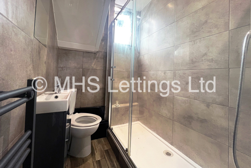 Photo of 6 Bedroom Mid Terraced House in 5 Norwood Terrace, Leeds, LS6 1EA